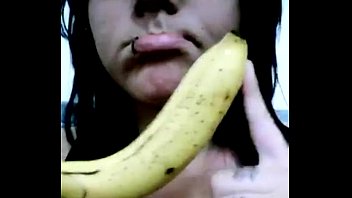 putinha babando com banana