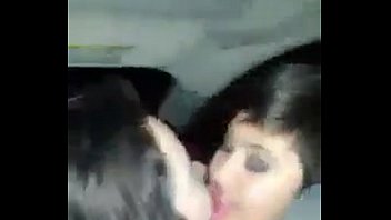Chicas besá_ndose en un auto