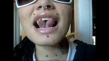 gespaltene zunge - piercings amp_ tattoos